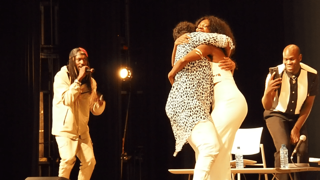 abrazo mama asaari